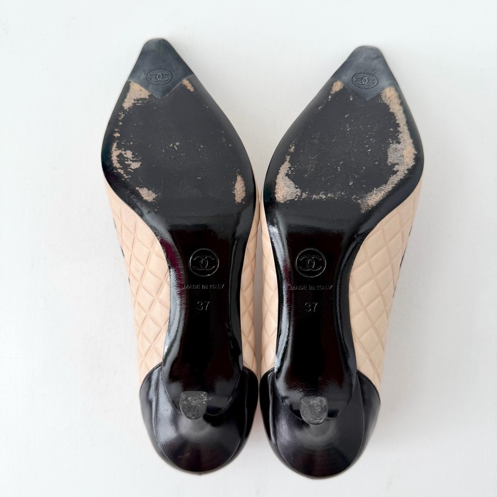 CHANEL || Beige Quilted Leather Black Cap Toe Pointed Pumps Heels EU 37 - Picture 15 of 16